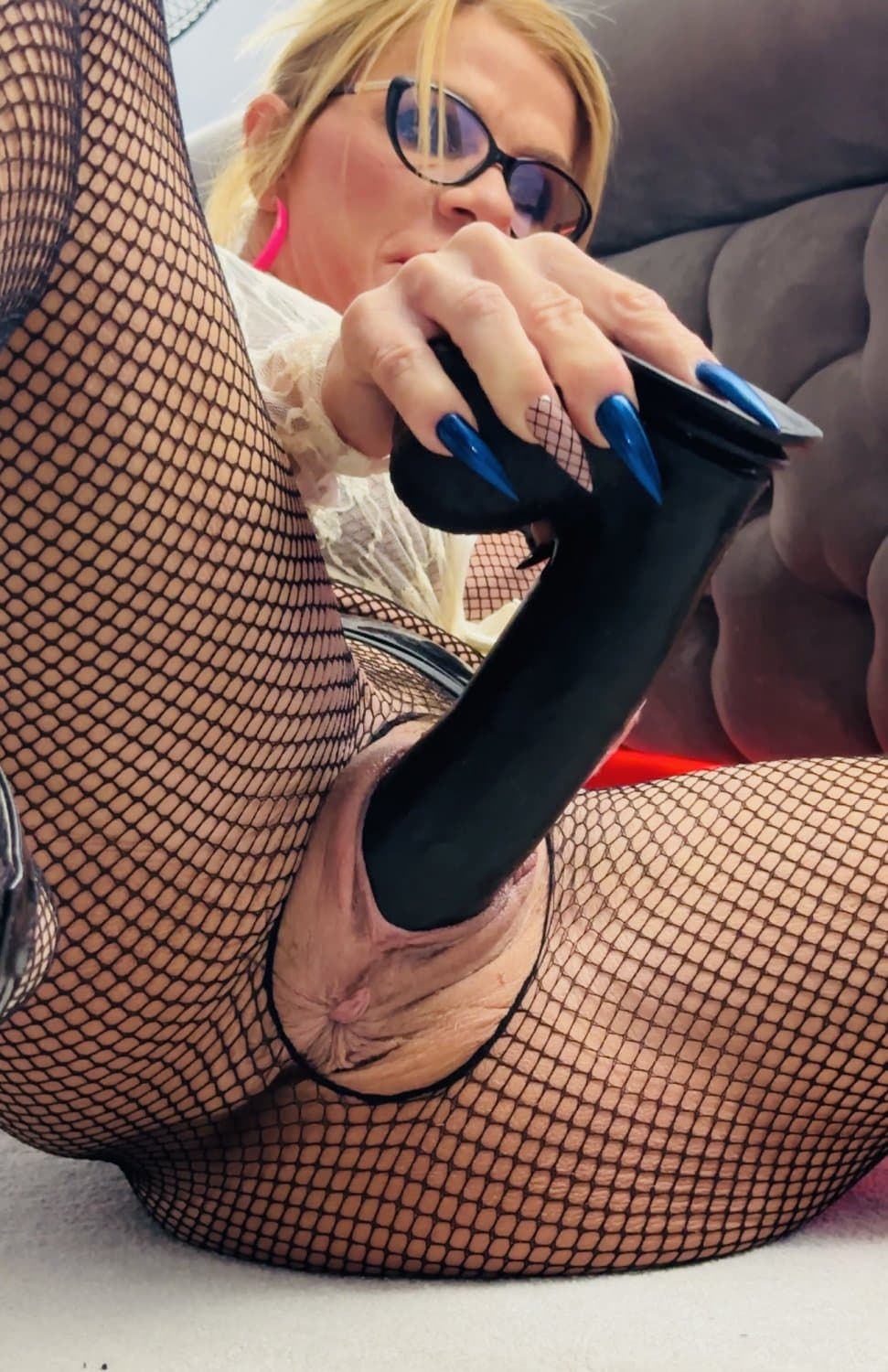 Fit Hotmilf with big meaty pussy & phat clit playing with her huge dildo ??