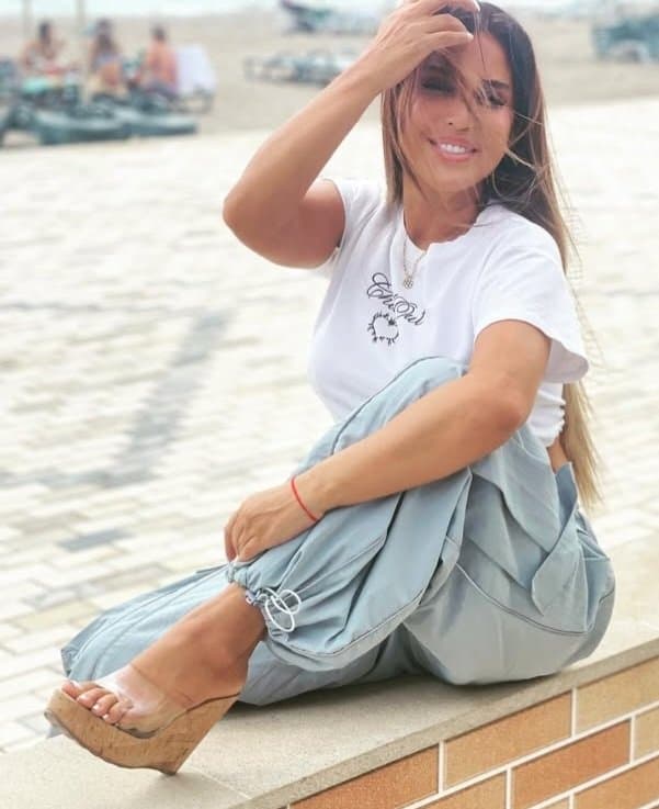 Sexy glamour feet pedicure milf