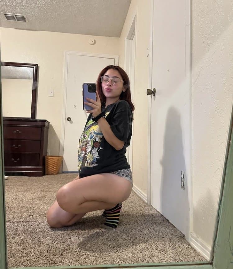 Salpicaría toda mi leche de ver como ya le cuelgan las enormes tetas a mi prima Sara