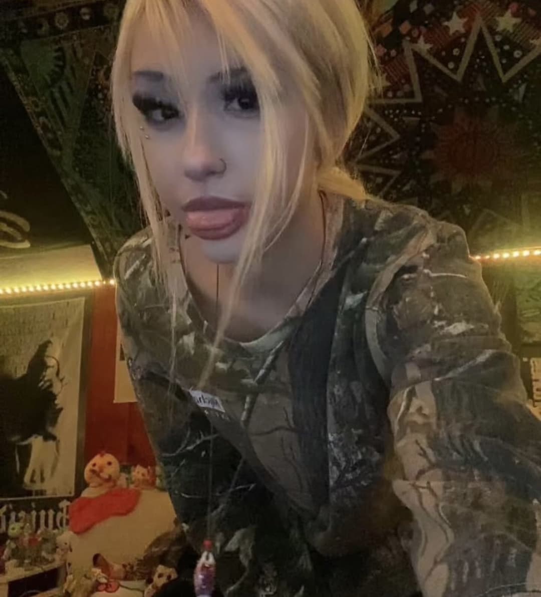 PETITE GOTH SNOWBUNNY TEEN SNAPCHAT SLUT EGIRL w/ SMALL TITS SOLO FINGERING
