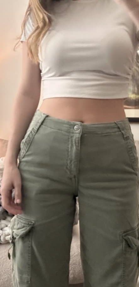 Sexy fit KIK slut show off her body