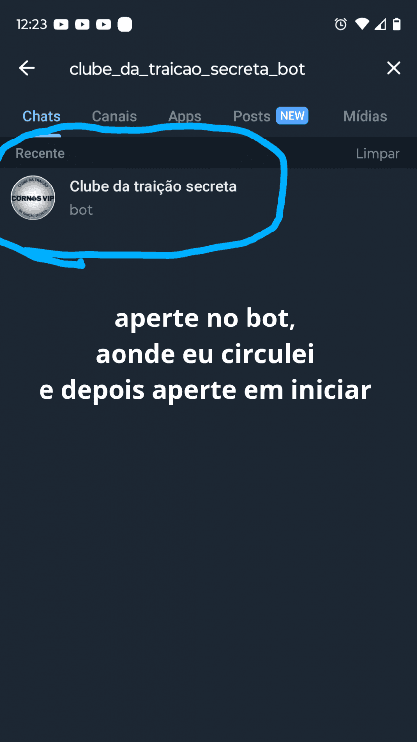 Corno chama os amigos para a sua casa, para toda vez que senta no sofá, lembra da namorada dando