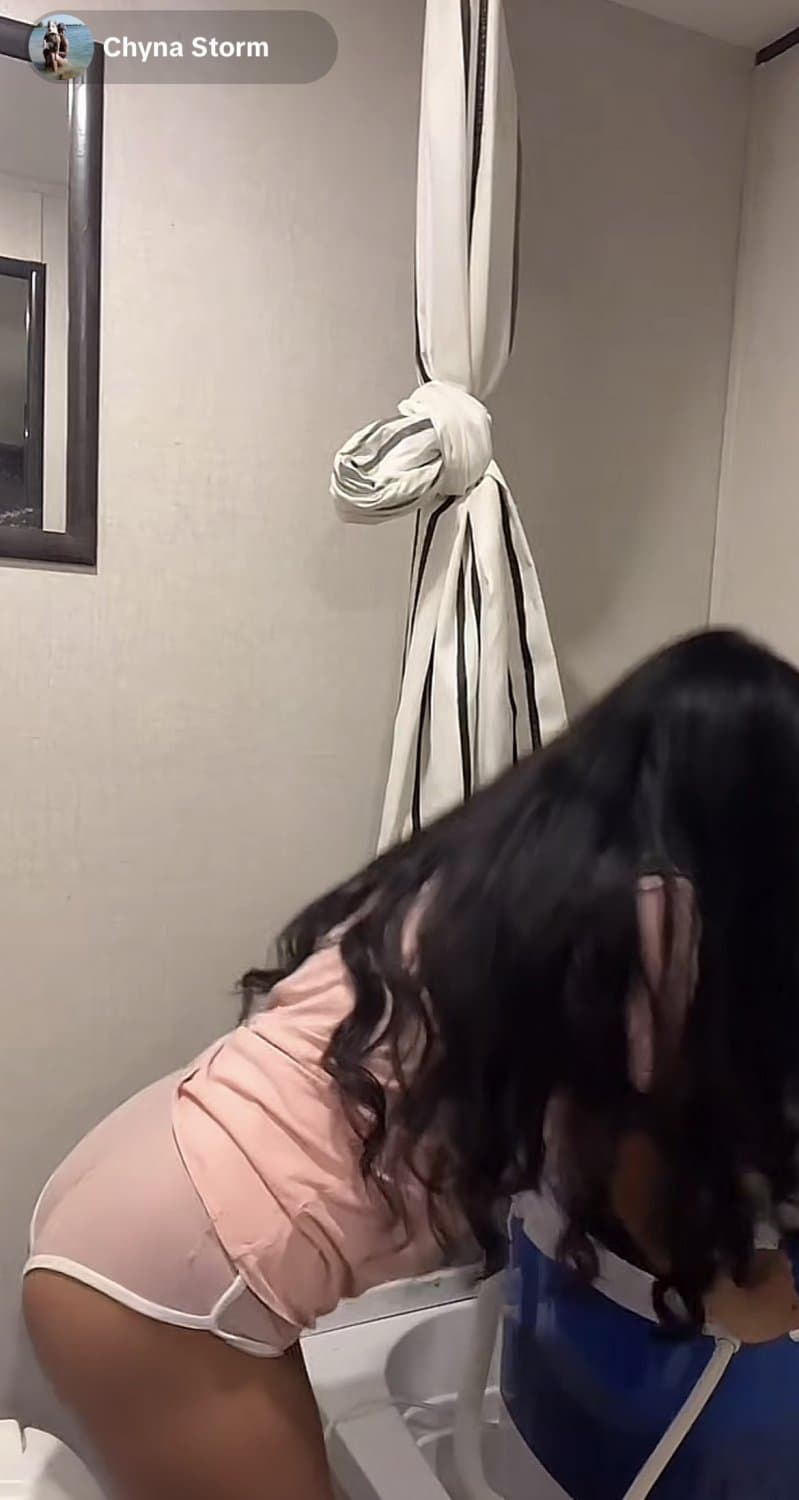 TikTok-Girl in shorts revealing her butt