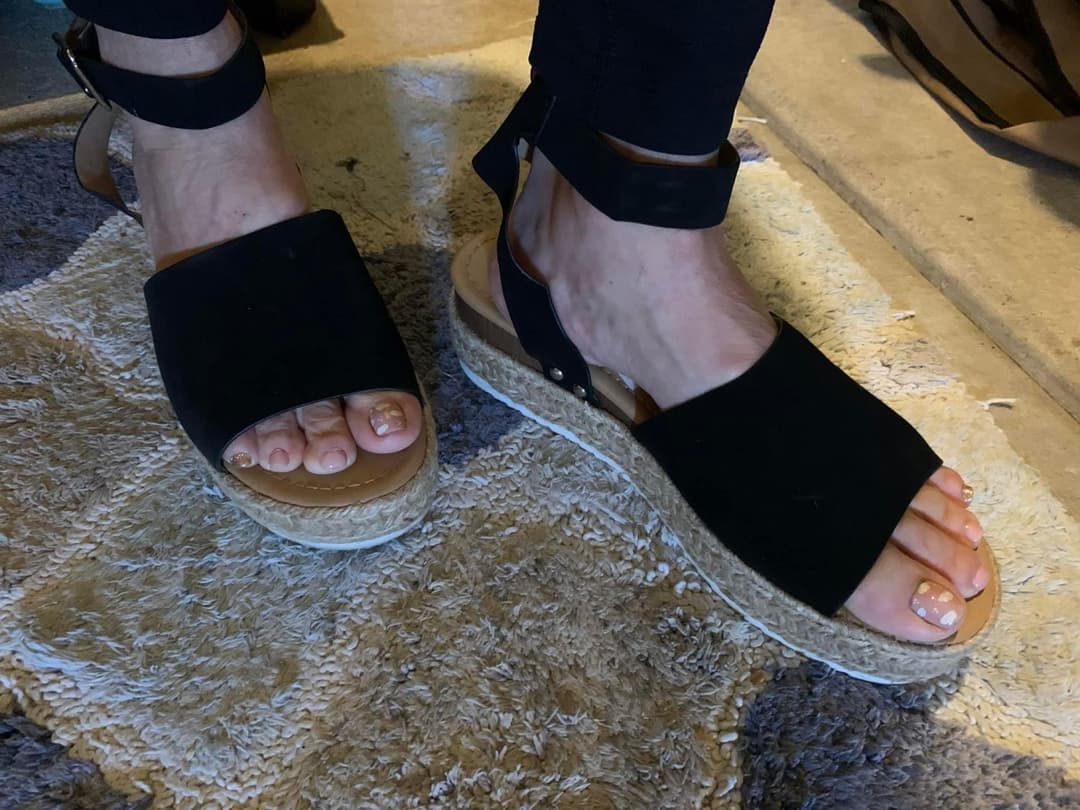 Click to view full size I would still tear this up even tho she a bit old she got big tits and cute toes lowkey