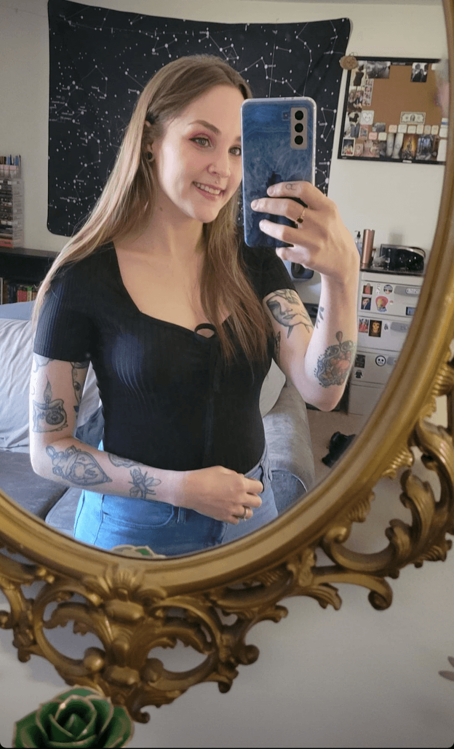 What a cute little bitch. Leaked shots of her ass and her ex husband grabbing her ass.