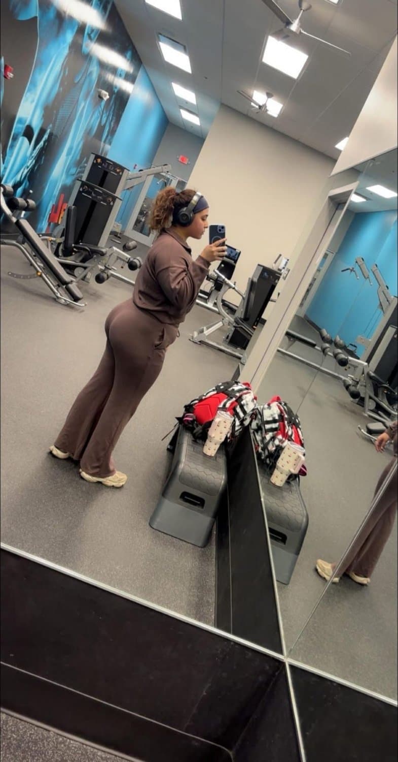 Happy Thanksgiving let’s stuff of her turkey dm me if you want to see Jerk off