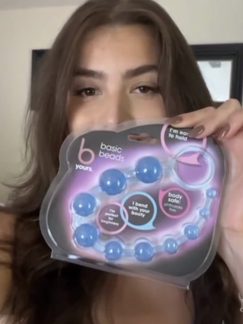 Sexy streamer Alexandra loves her anal beads & showing you her ass ? AI