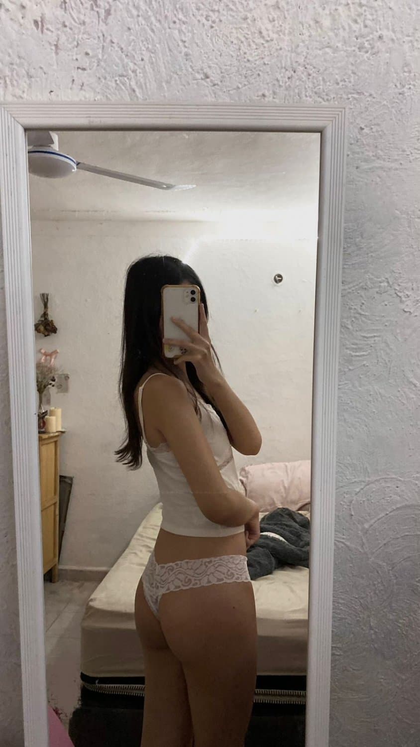 Click to view full size Ximena Ortiz morrita de 19 años de Cancún flaquita con culito pequeño y unas piernas hermosas