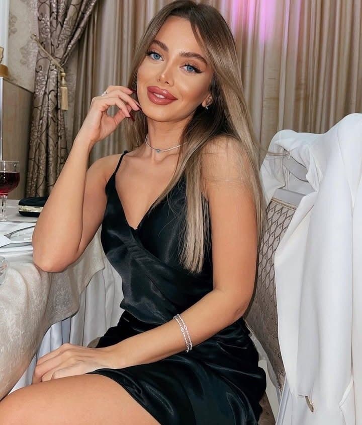 Sexy glamour feet pedicure milf