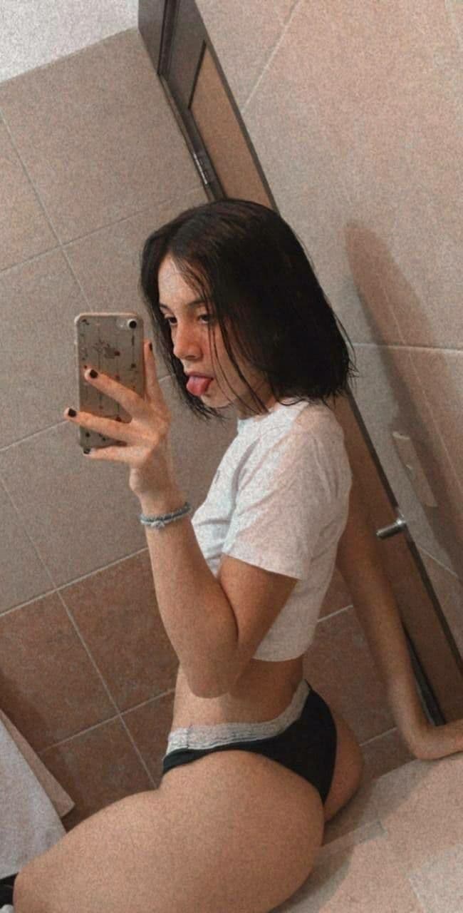 flaquita blanca de hermoso cuerpo se masturba y coge