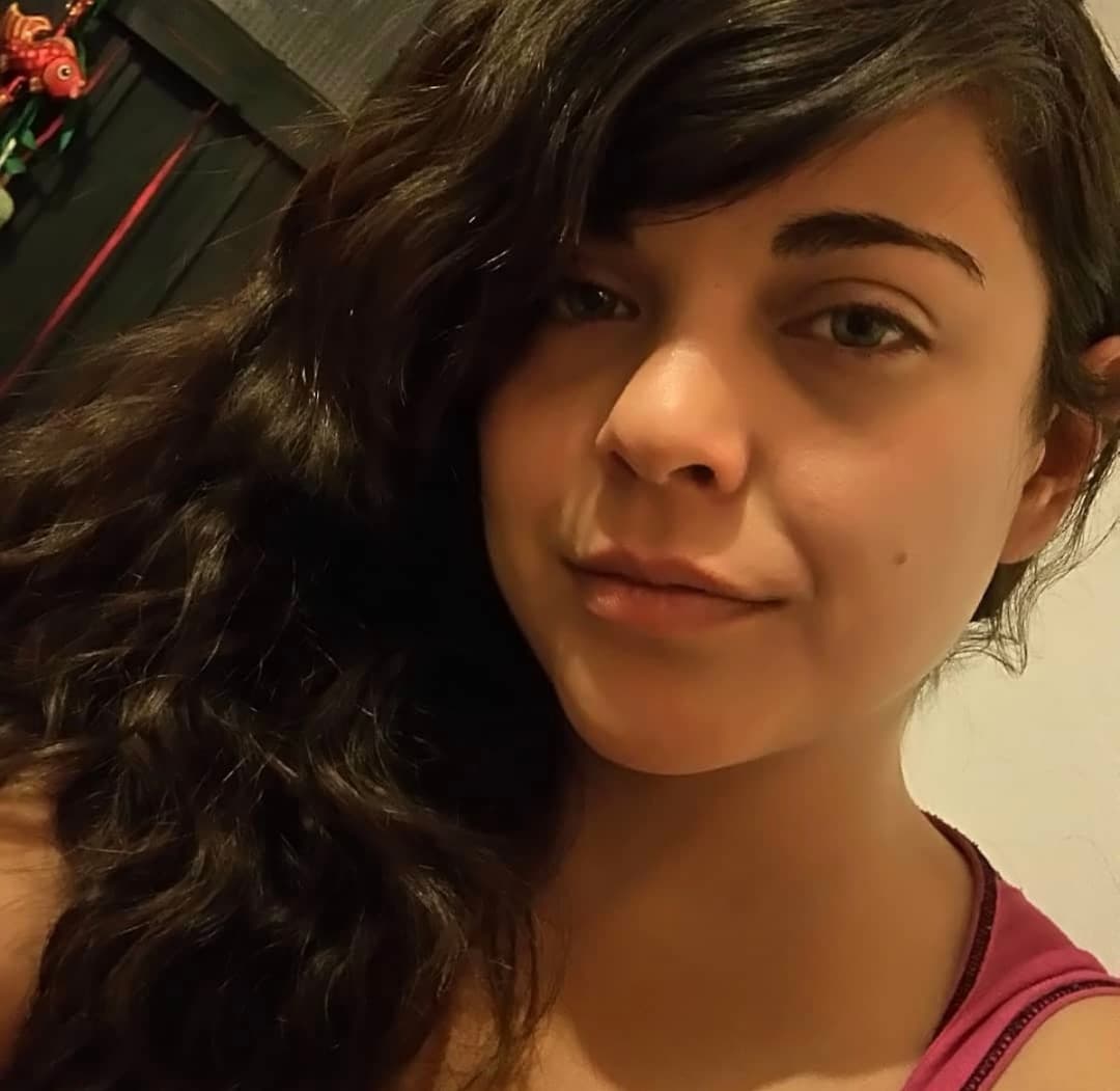 Madre ninfomana de ojos azules prefiere coger con vergon que atender a su bendi mientras chinga