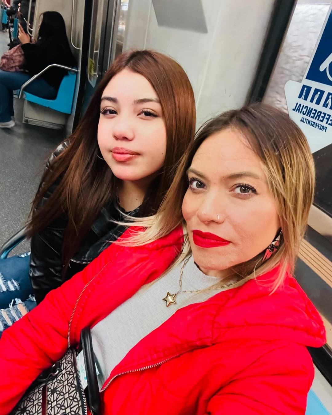 Haberme cogido a la mamá y unos años mas tarde a su hija fue excitante, las dos la chupan delicioso