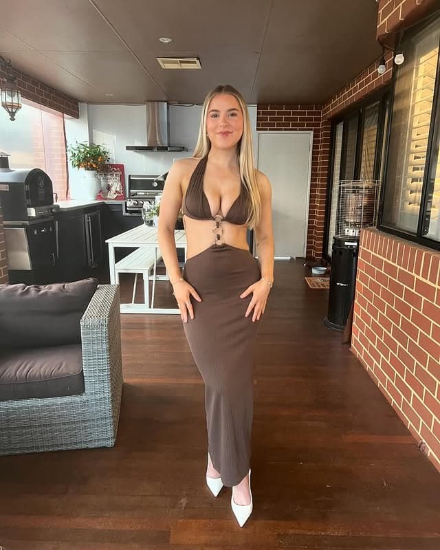 Sexy busty blonde teen Ashlyn