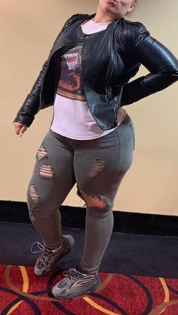 Pretty red big booty bitch ?