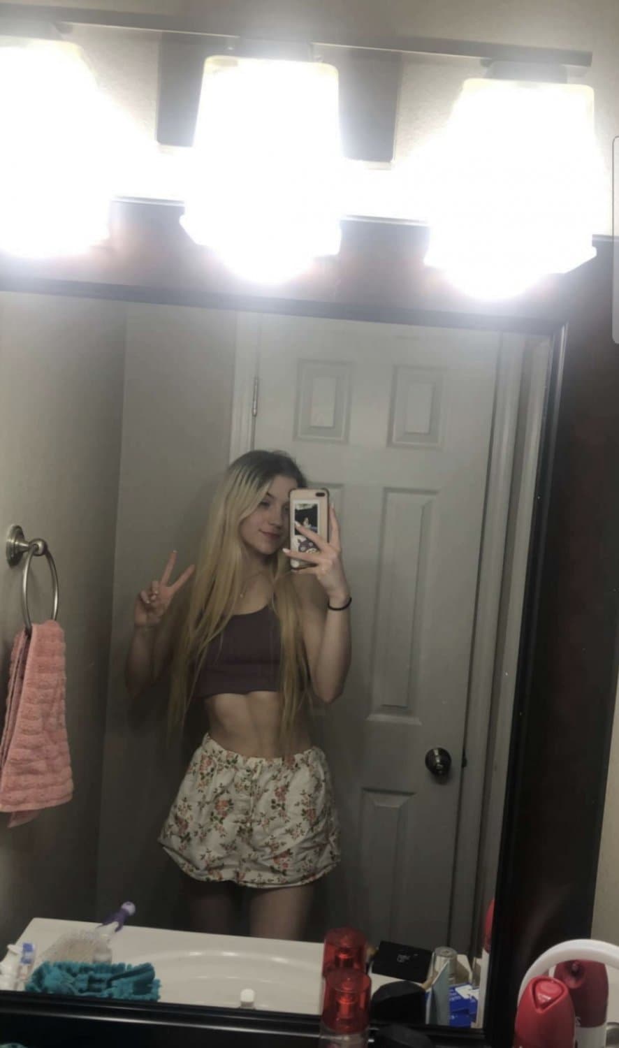 Click to view full size Looks like she’d suck you off while playing minecraft