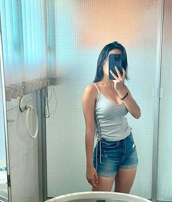 Teen slut loves to show her ass. Girl with fat ass, tight pussy and nice tits. (no nude)