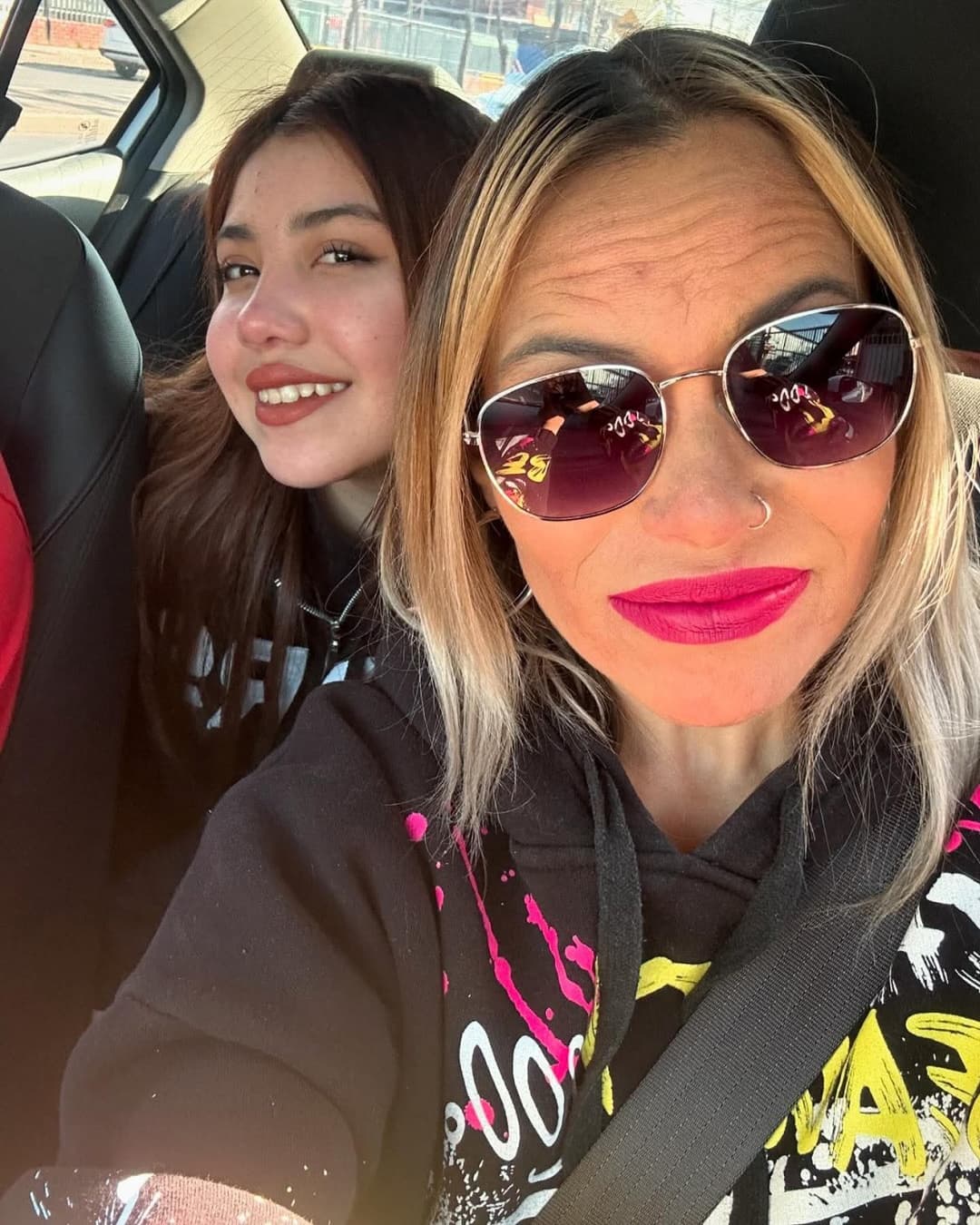 Haberme cogido a la mamá y unos años mas tarde a su hija fue excitante, las dos la chupan delicioso