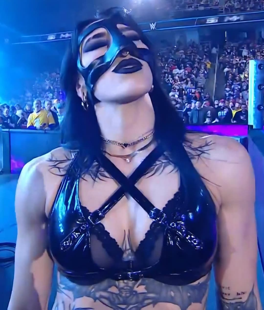 Mami Rhea teasing the crowd (AI)