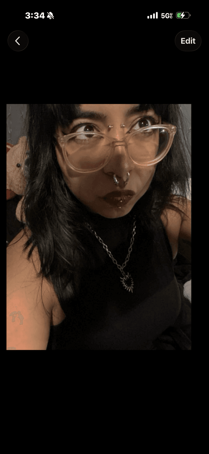 Sexy Chicago Latina emo slut ??????she deserves a good fuck lol anybody got her? Dm