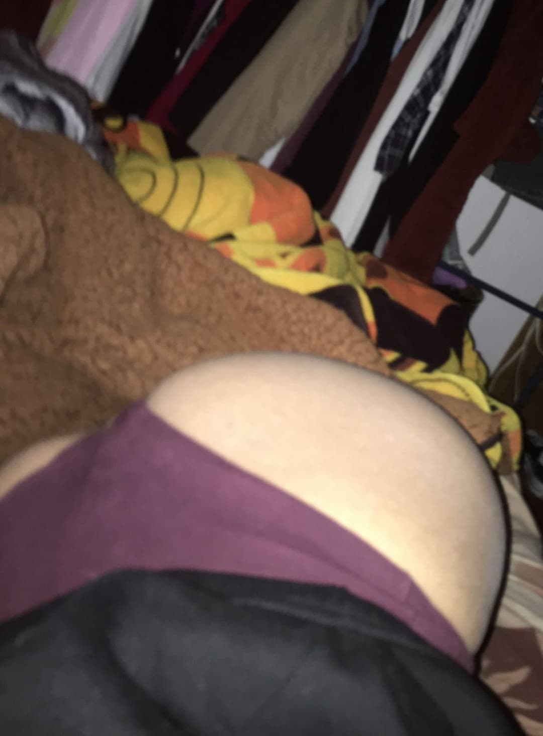 Click to view full size Otros de la morra tetona de pezones grandes y perforados es una perraga de vagina morena