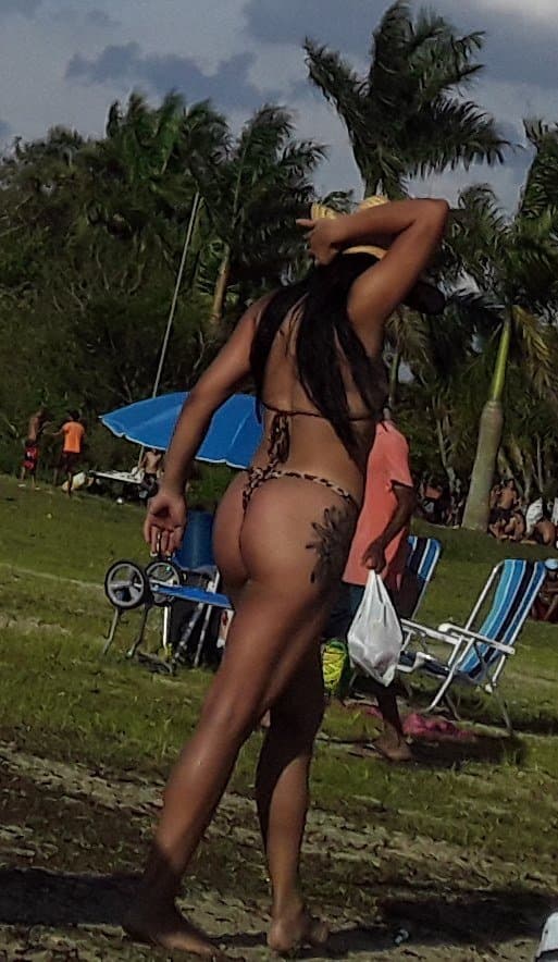 Morena Rabuda engolindo o biquine com o Bumbum