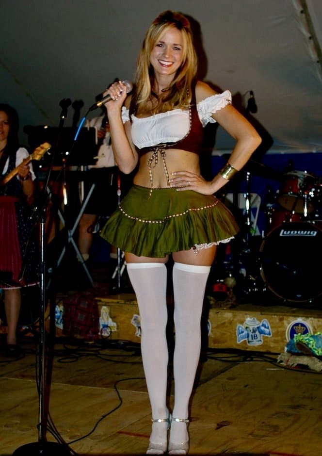 Barmaid probably thinks the internet forgot about her topless bouncy moment at Mardi Gras for G G W