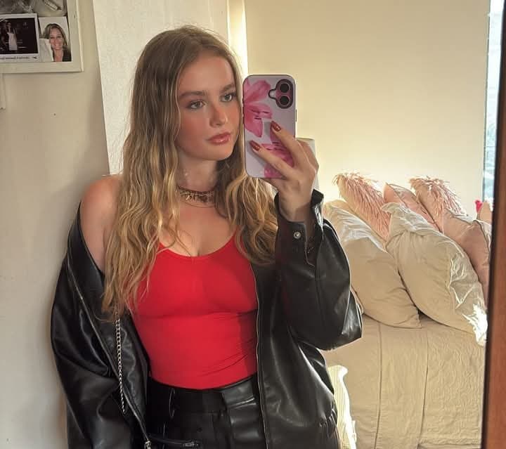 La puta tetona de Giulia, esta recien desbloqueada con 18?lista para recibir una cogida brutal