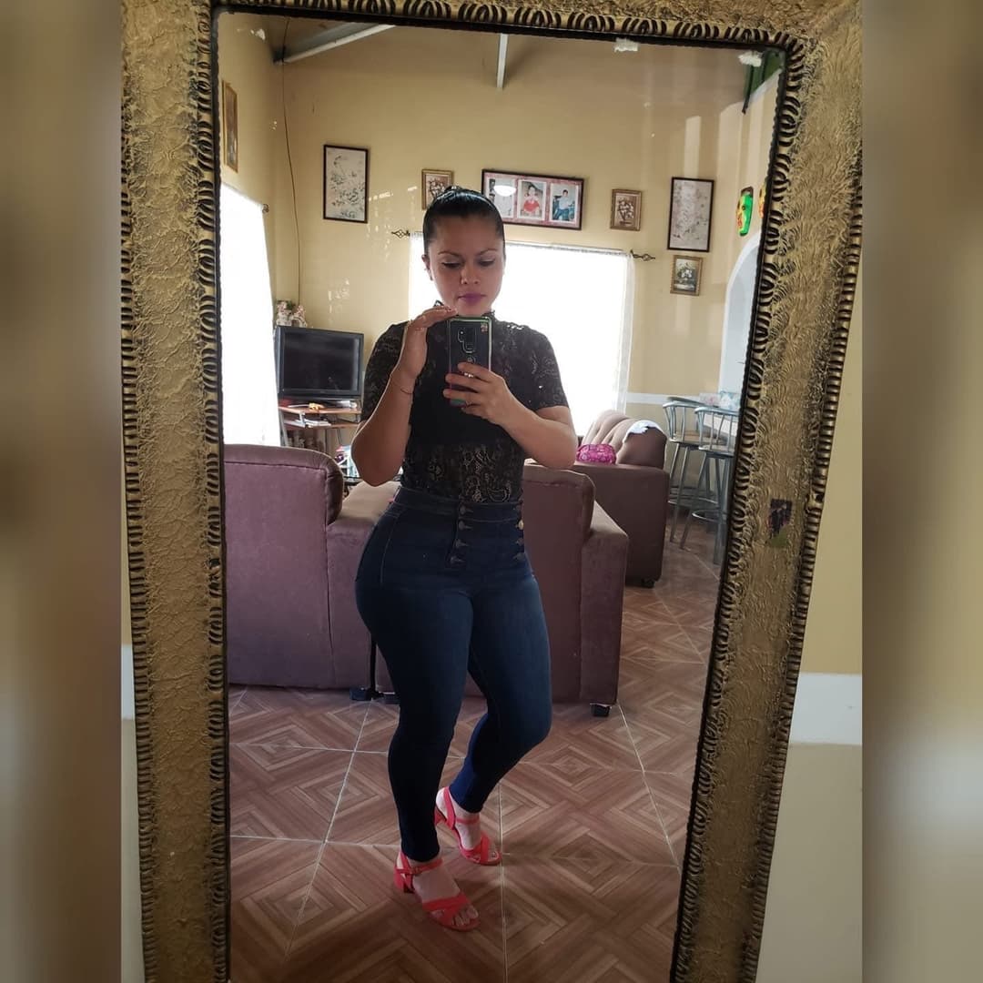 Sexy Honduran milf aunt. Look how fat her ass is. Who has her nudes