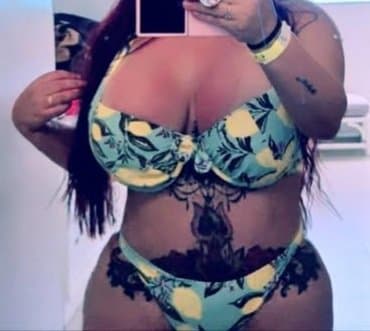 Tetona con cuerpazo??