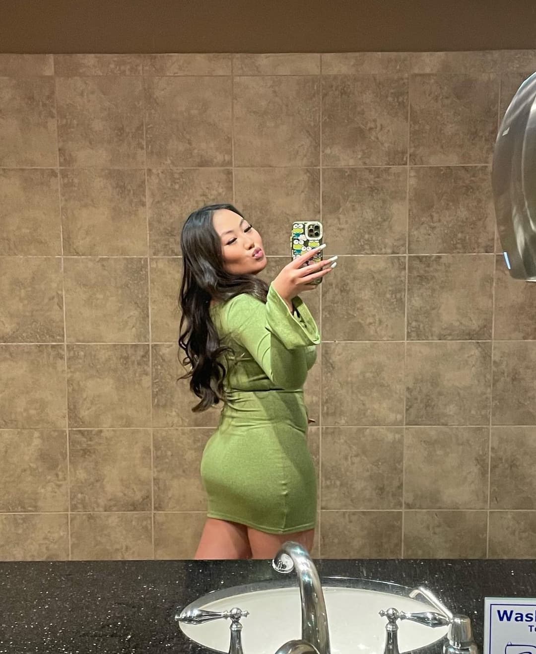 Autumn, 22 | PAAG webslut shows off her dick sucking lips and curves