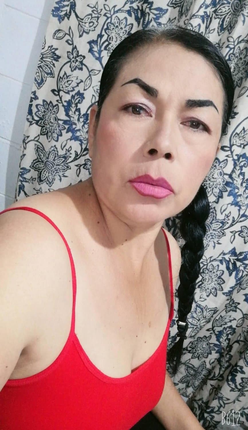 Mi tía guadalupe tiene una mirada tan dominante que hace que sea su perrito