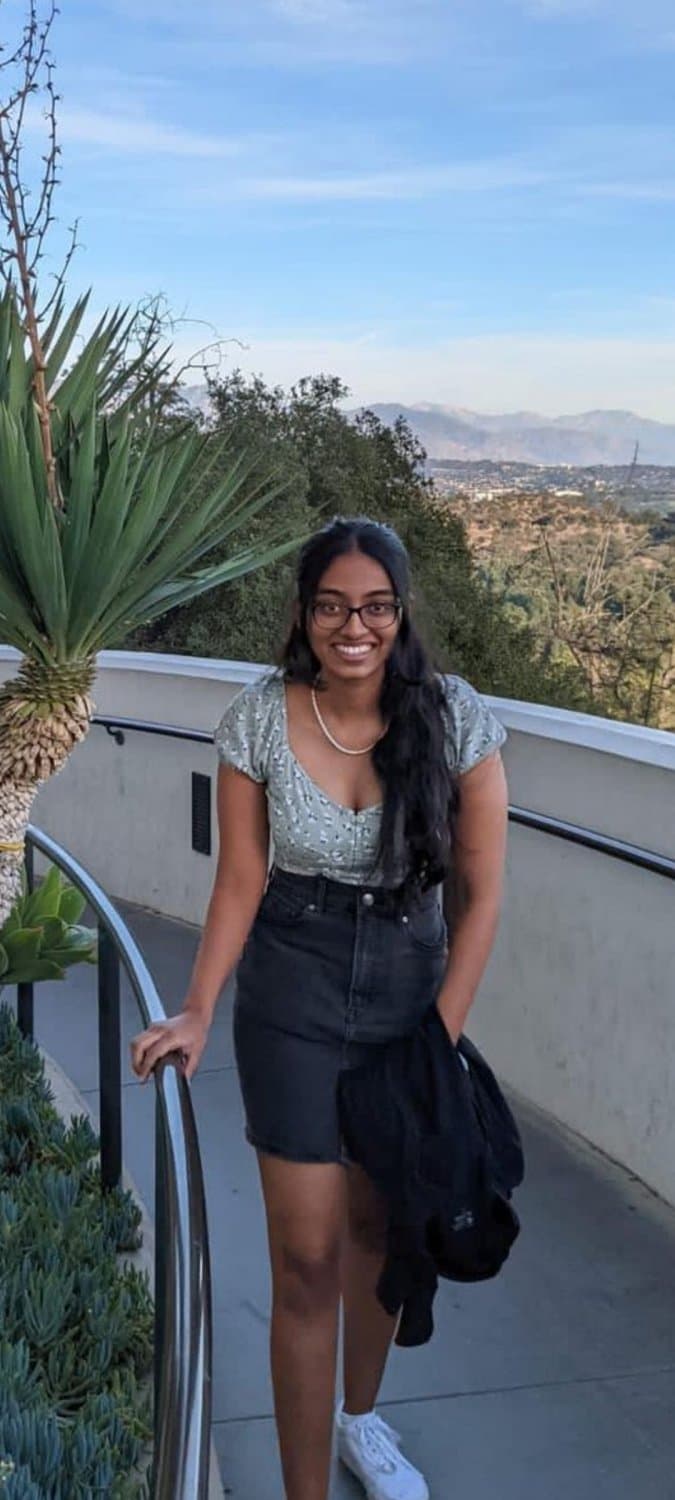 INDIAN CUTE TEEN W GLASSES SUCKING THE COCK DRY