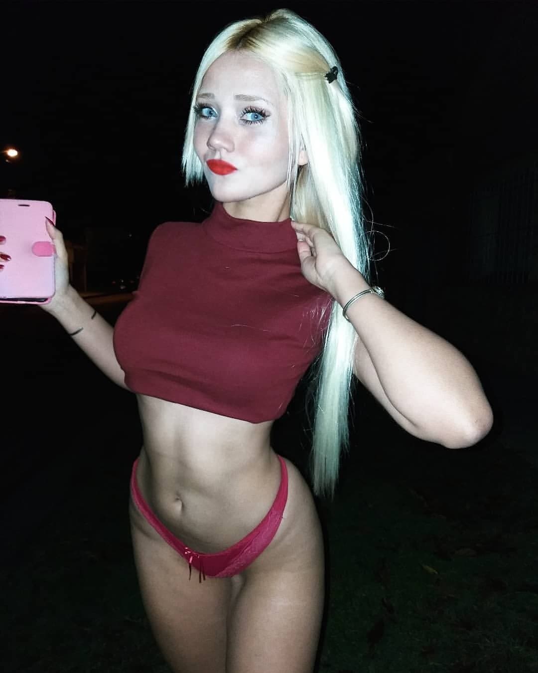 Rubia de ojos azules y carita angelical argentina