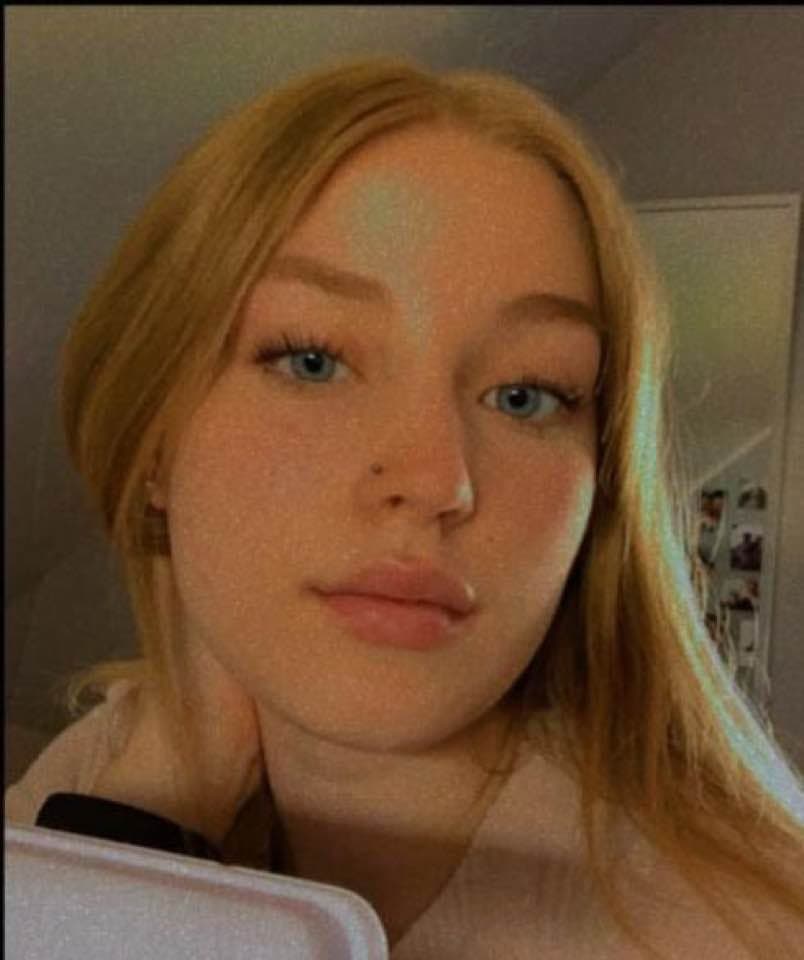 Click to view full size Cute German teens Lea and Lea