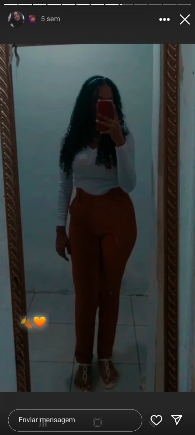 Se eu disser que essa morena tira muito leite vcs acreditam?