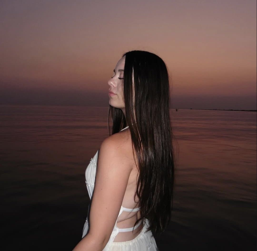 Ma soeur de 21 ans elle est trop belle régalez vous les gars