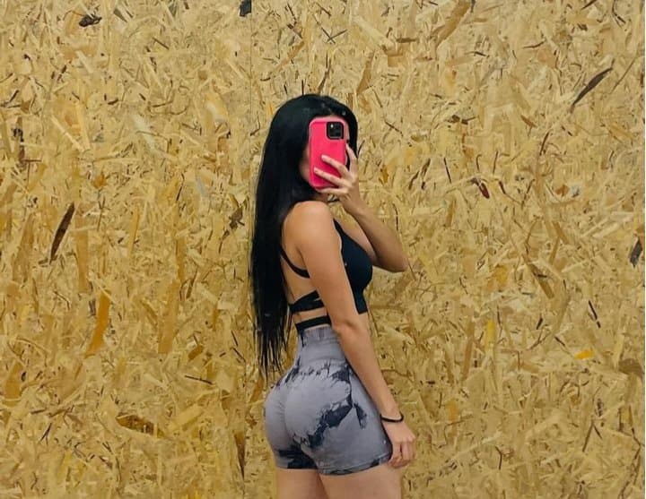 Teen slut loves to show her ass. Girl with fat ass, tight pussy and nice tits. (no nude)