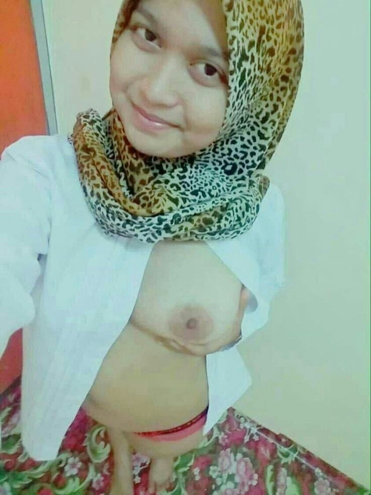 Asian Muslim Girl Sexy Selfie in Hijab