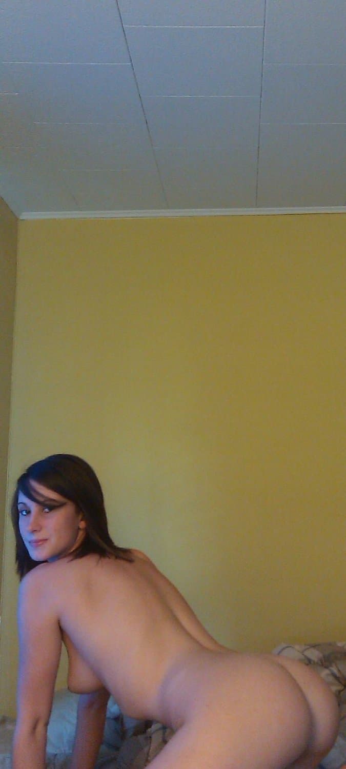 Click to view full size Fit chick showed off on kik