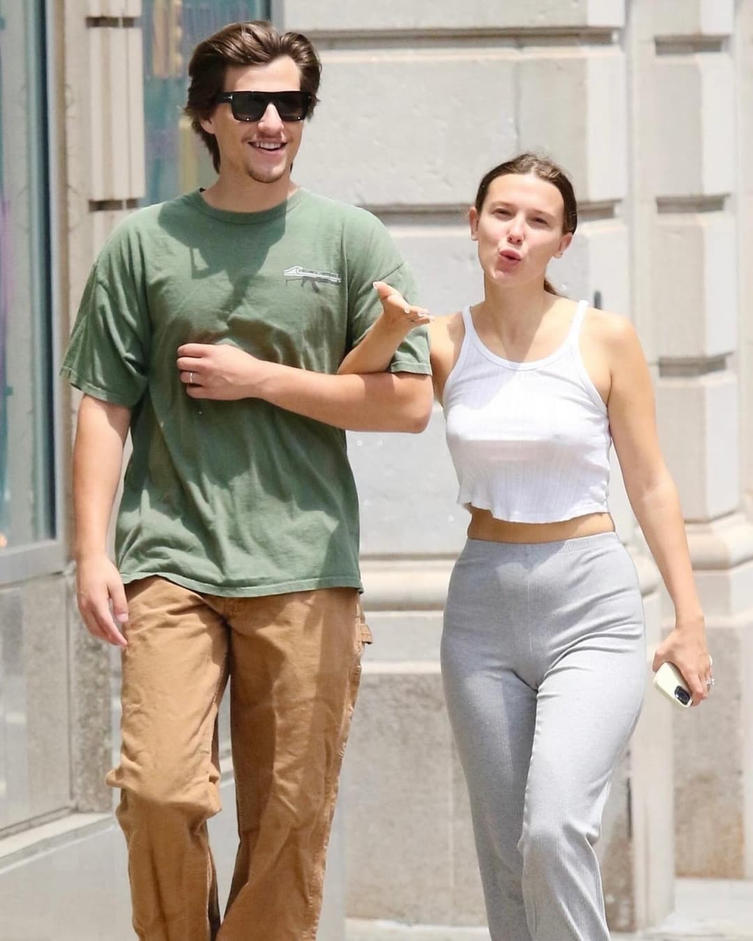 A vagabunda precisa ser segurada e engravidada na frente do marido