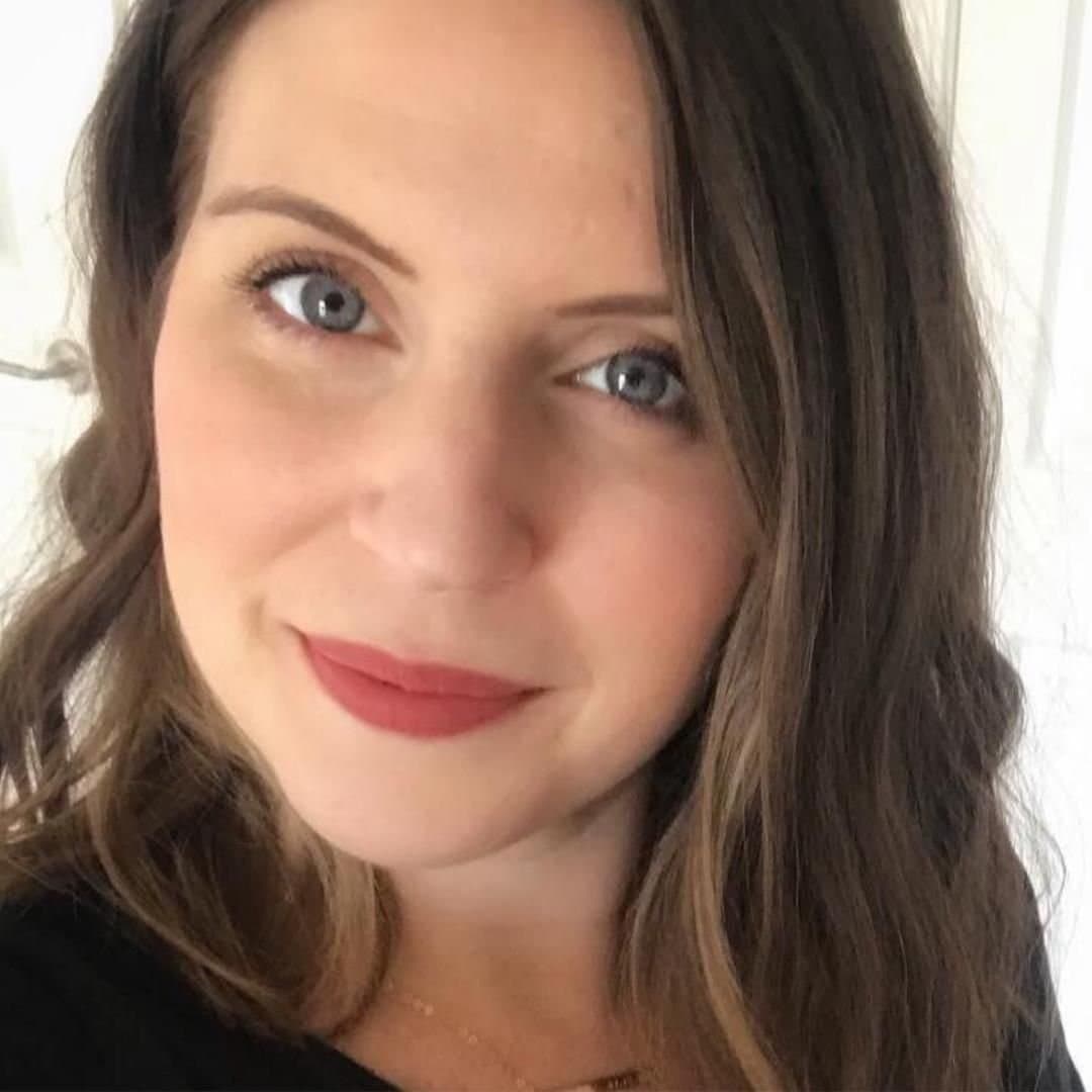 Sexy Burnette milf looking for excitement.