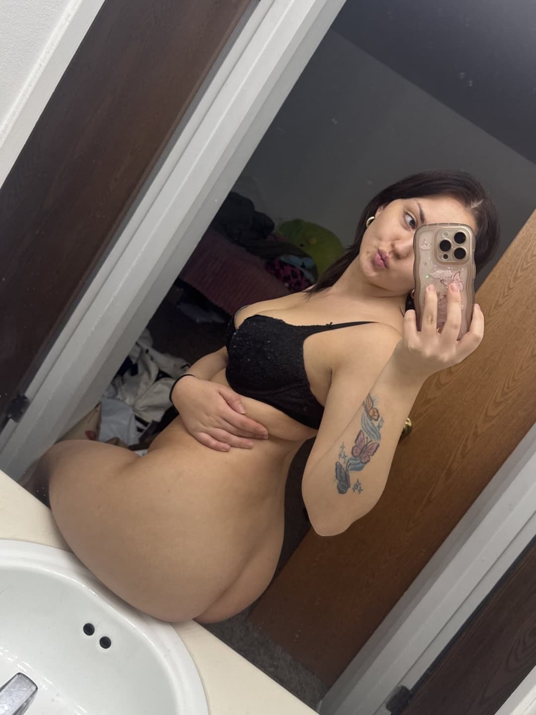 Selfie women (001): A 22 yr old Angel is showing off in  a black set.