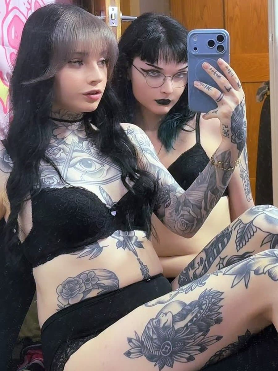 Gorgeous Inked goth tranny girl