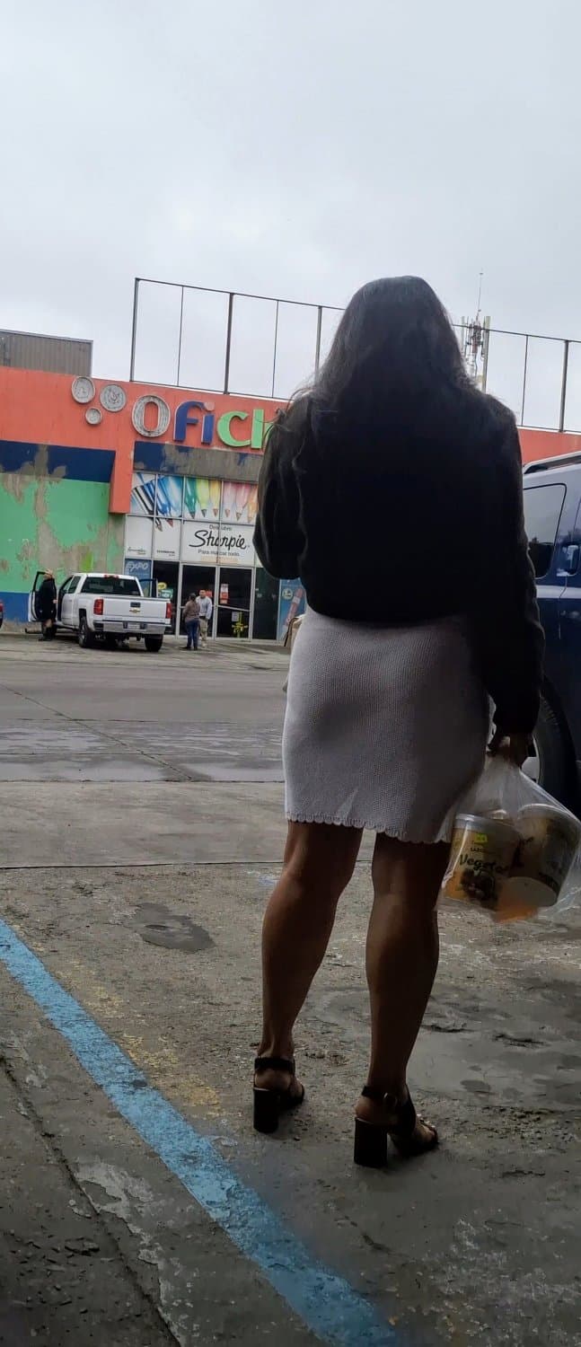 Madura mexicana en vestido blanco, sexy hot milf