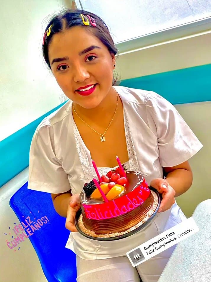 Click to view full size La Enfermera Monserrat Espera Su Dosis De Leche