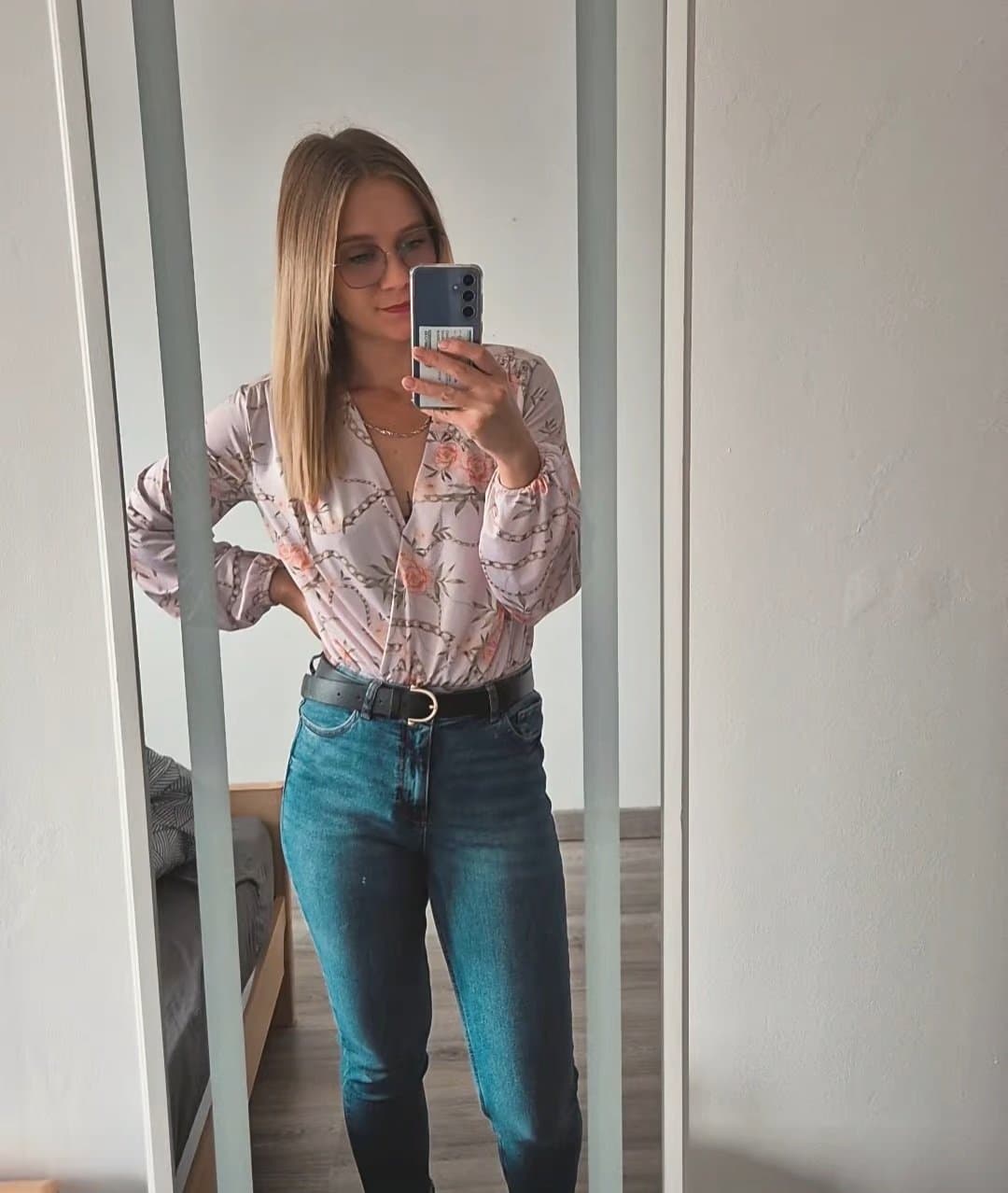 Skinny chienne française exposé