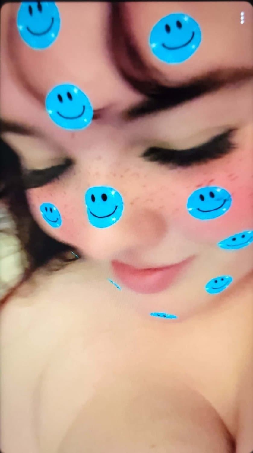 Click to view full size Hot teen girl shows her body off on snapchat