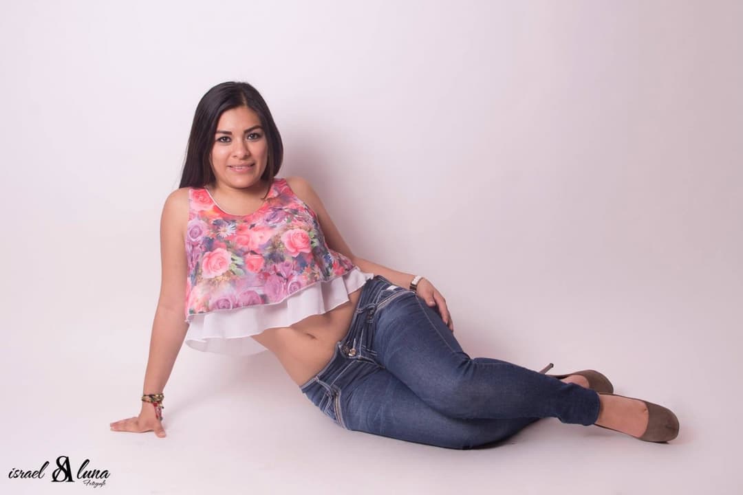 Click to view full size Edecan milf, hace tiempo la ví en un teibol, fotos encontradas en celular muy muy muy viejo