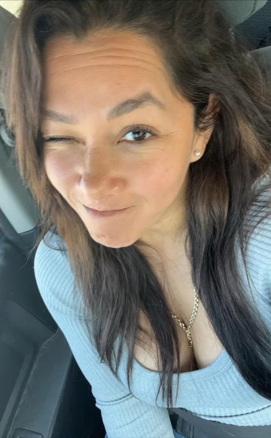 Bitch from Texas likes to show her feet