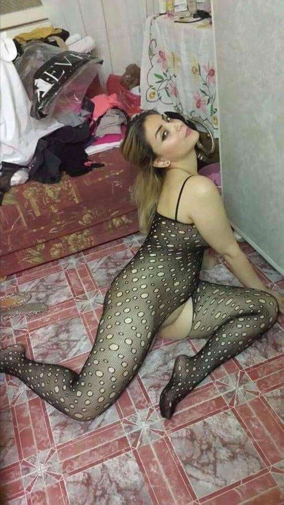 Arabic slut take naked photo for her boyfriend